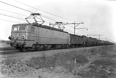 167294 Afbeelding van de electrische locomotief nr. 1308 (serie 1300) van de N.S. met een olietrein bij Stroe.
